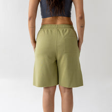 APM Olive Bermudas